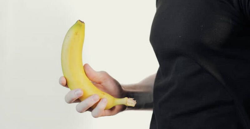 masāža dzimumlocekļa paplašināšanai, izmantojot banāna piemēru