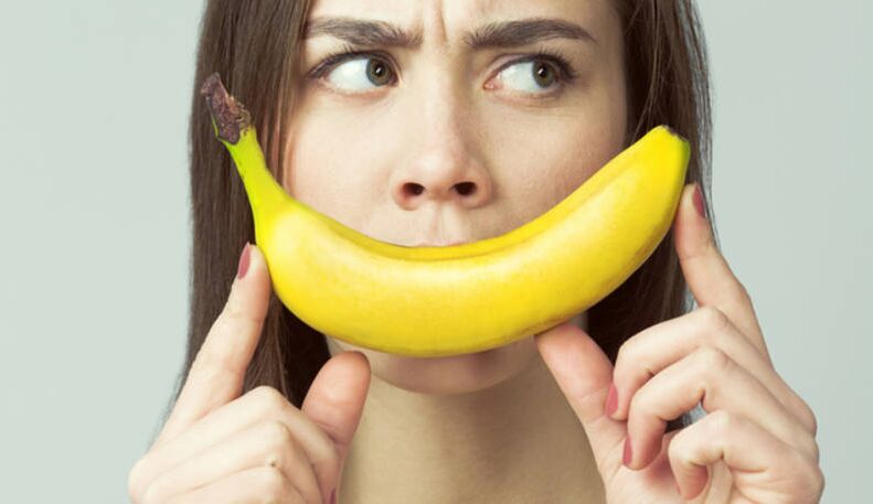 meitene ar banānu imitē dzimumlocekļa palielināšanu ar masāžu
